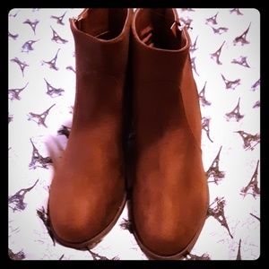 Via Rosa women's boots in cognac. Size 10. NWT.